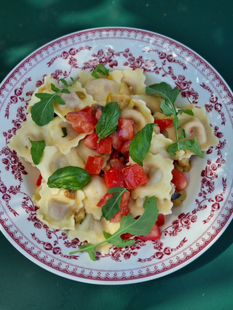 Raviolis, sauce aux tomates crues et olives