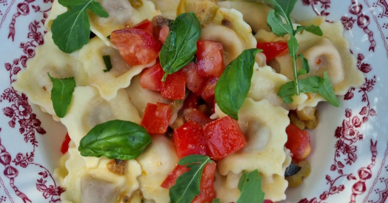 Raviolis, sauce aux tomates crues et olives