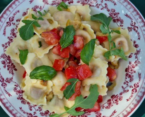 Raviolis, sauce aux tomates crues et olives