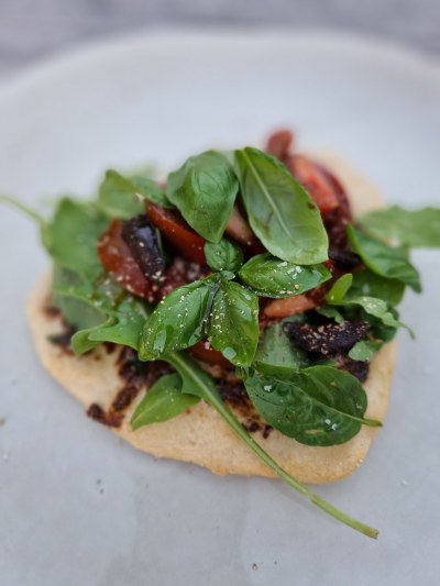 La recette des pains plats au beurre d'ails de Yotam Ottolenghi