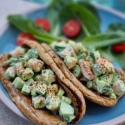 Sandwich aux crevettes et avocat