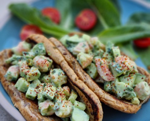 Sandwich aux crevettes et avocat