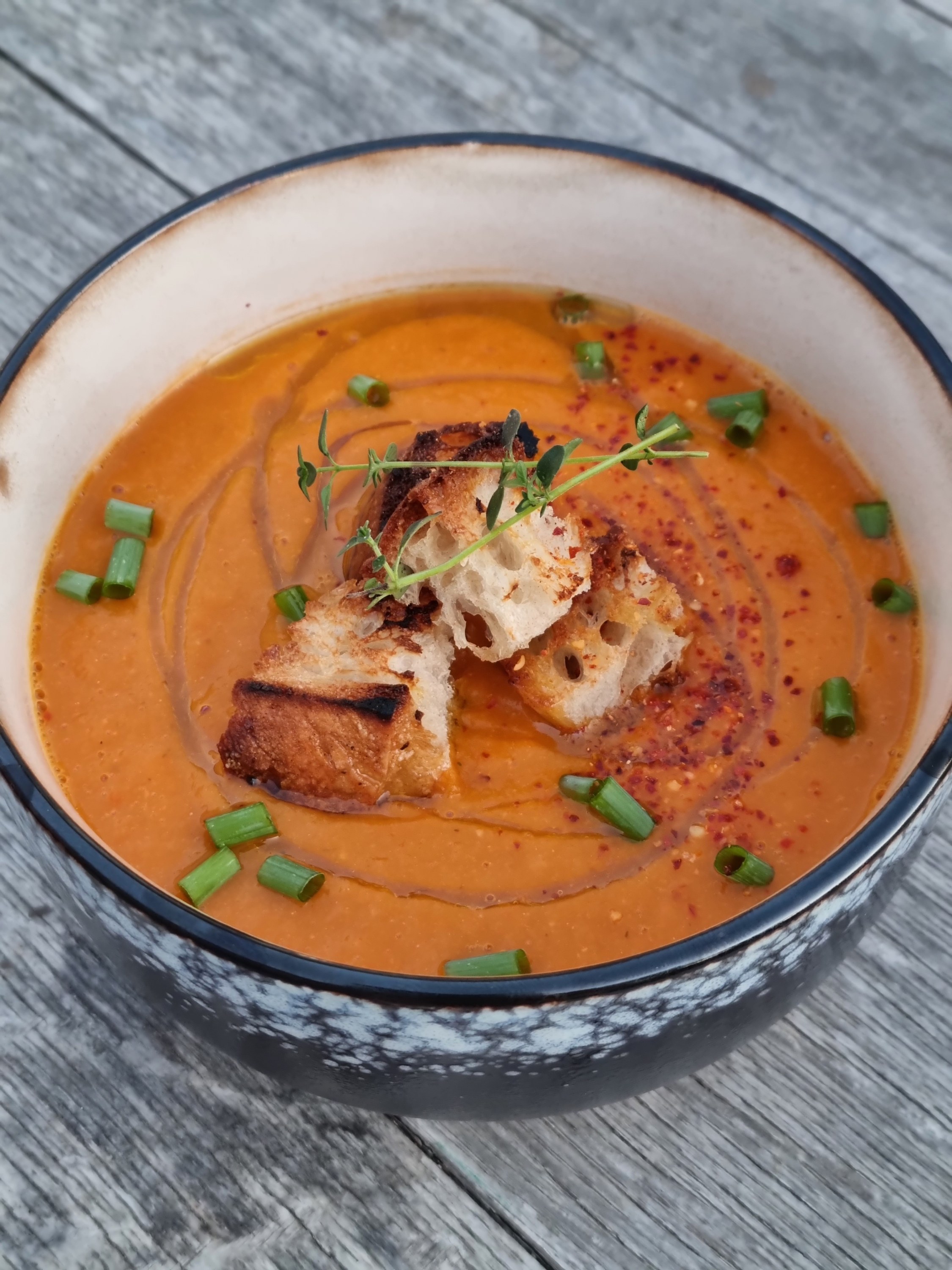 Soupe de carottes et poivrons rouges grillés
