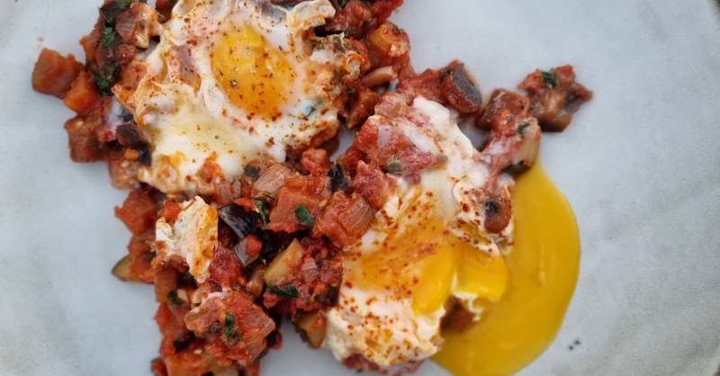 Comment faire des oeufs au plat avec des légumes