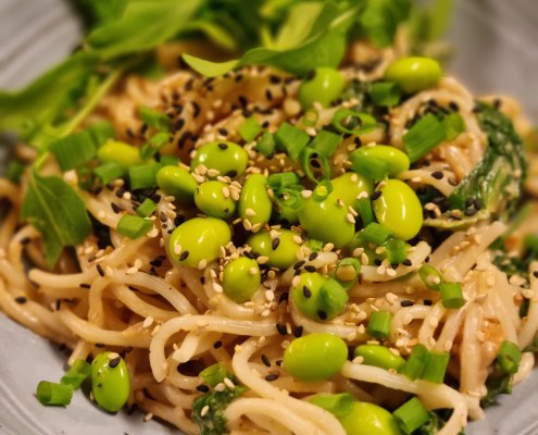 Nouilles asiatiques, sauce crémeuse au beurre de cacahuète