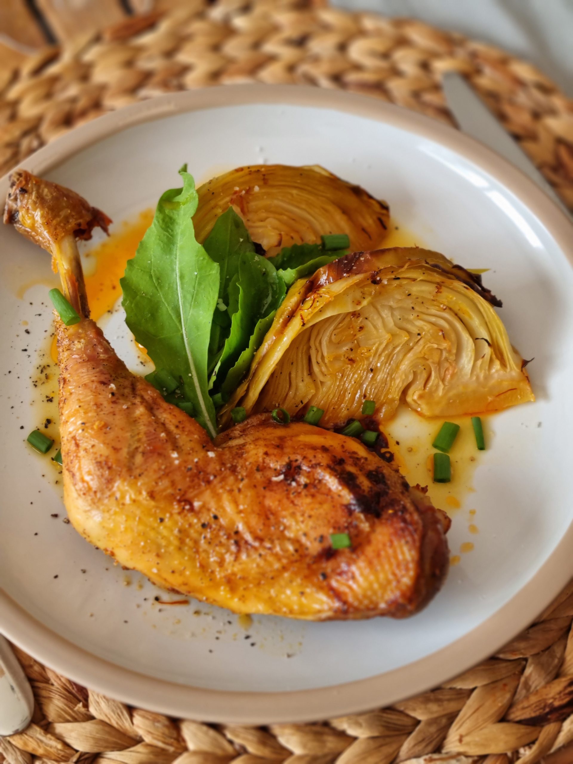 Cuisses de poulet au four aux épices tandorri, chou aux agrumes