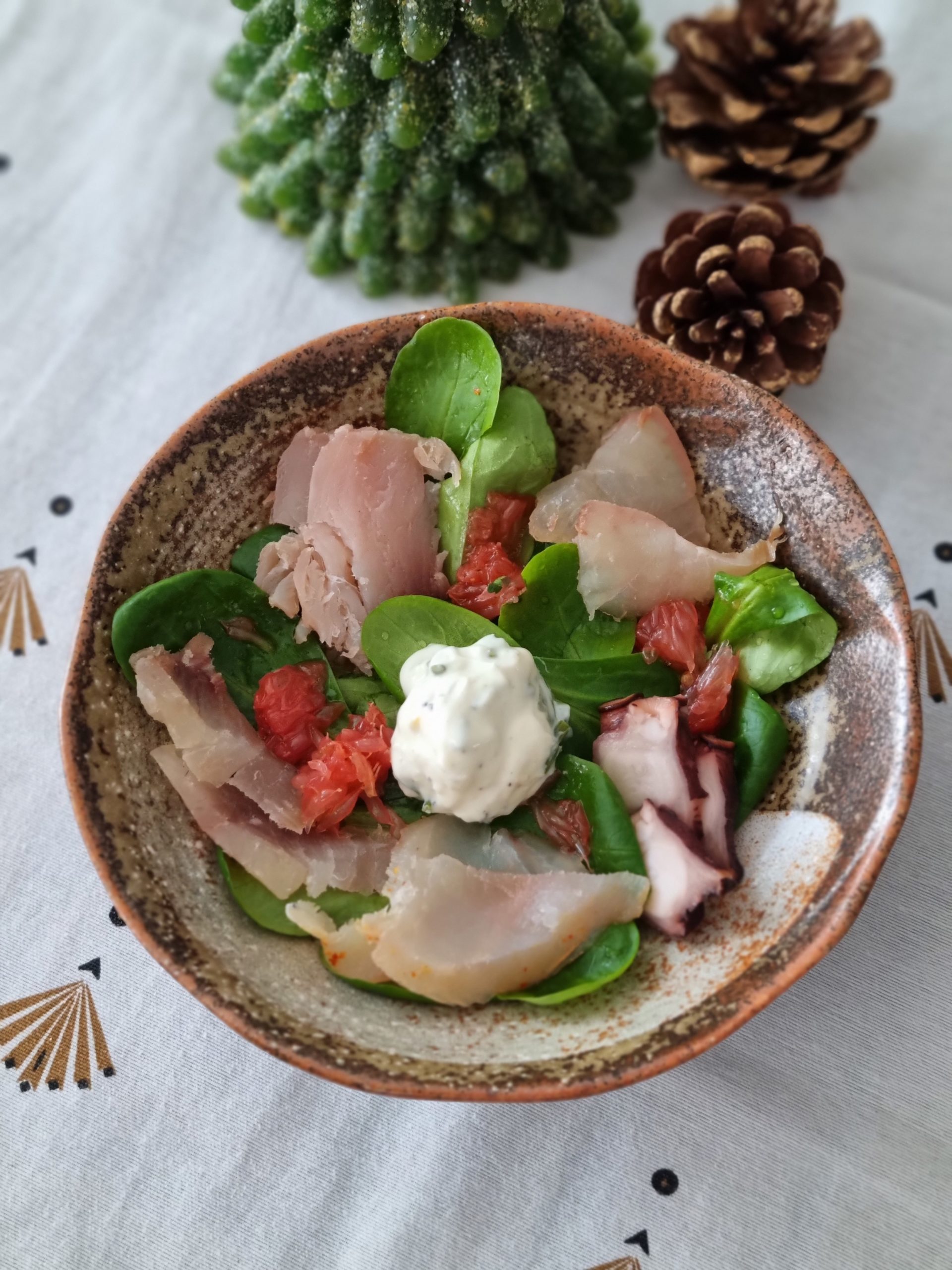 Assiette de poisson fumé, salade d’épinards et pamplemousse