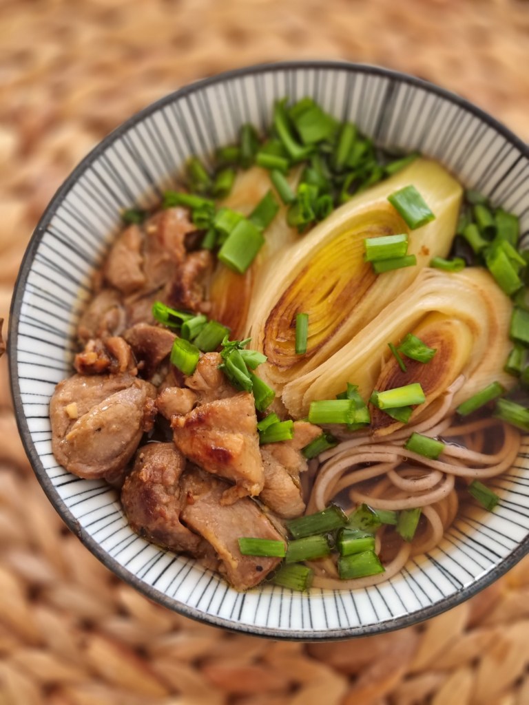 Bouillon de Nouilles soba au poulet et aux poireaux grillés