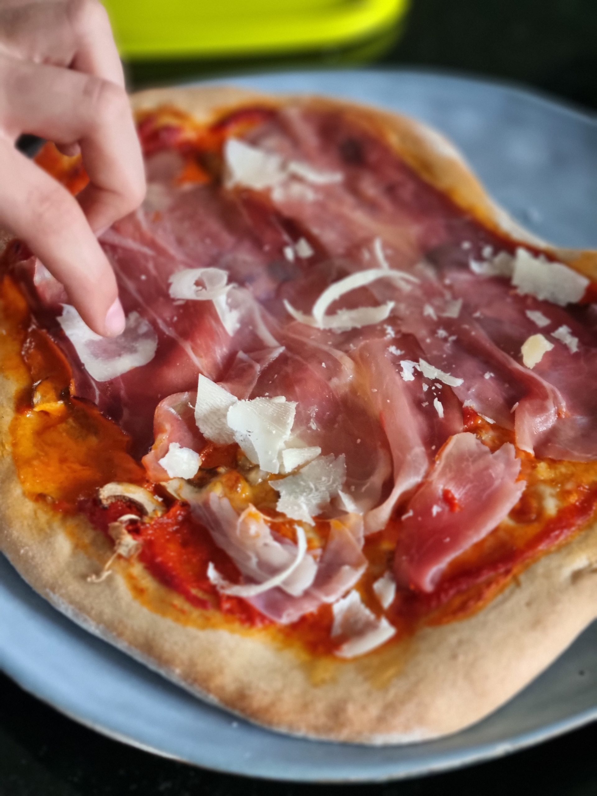 Pizzas jambon de Parme, roquette et champignons