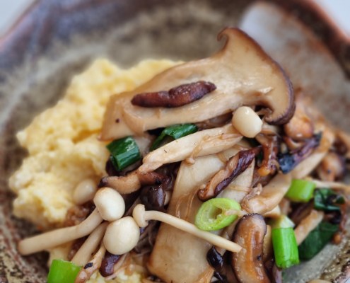 Polenta moelleuse, poêlée de champignons asiatiques