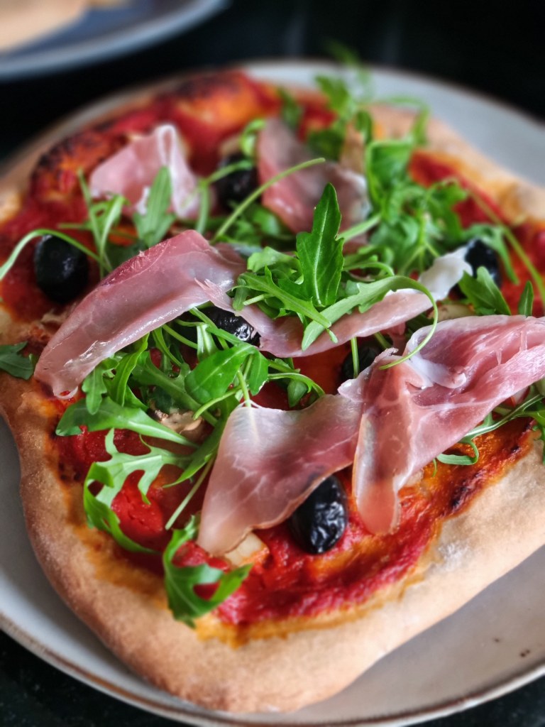 pizzas jambon de Parme, roquette et champignons