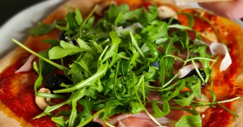 Pizza maison roquette speck