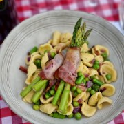 Pâtes aux asperges, petits pois et lard fumé