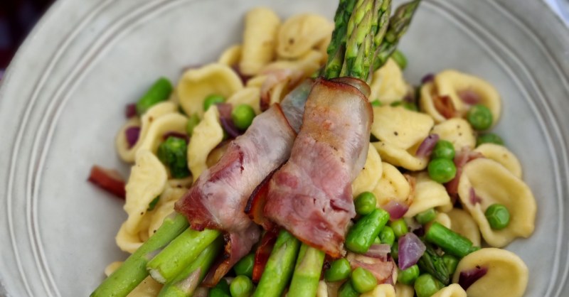 Pâtes aux asperges, petits pois et lard fumé