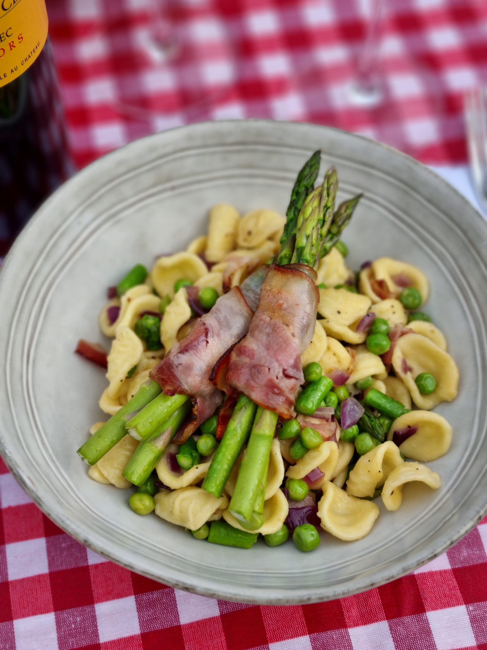 Pâtes aux asperges, petits pois et lard fumé