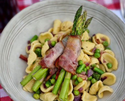 Pâtes aux asperges, petits pois et lard fumé