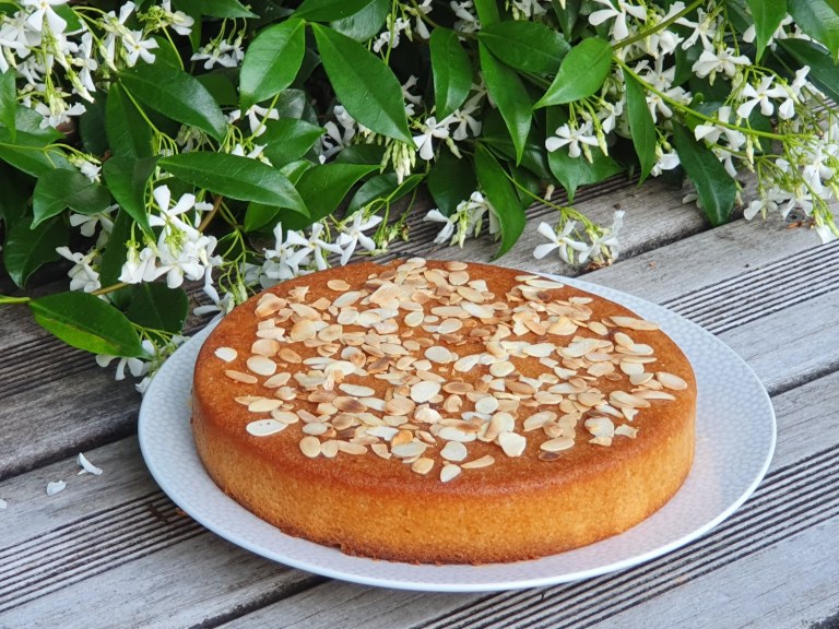 Gâteau moelleux à la vanille et amandes effilées