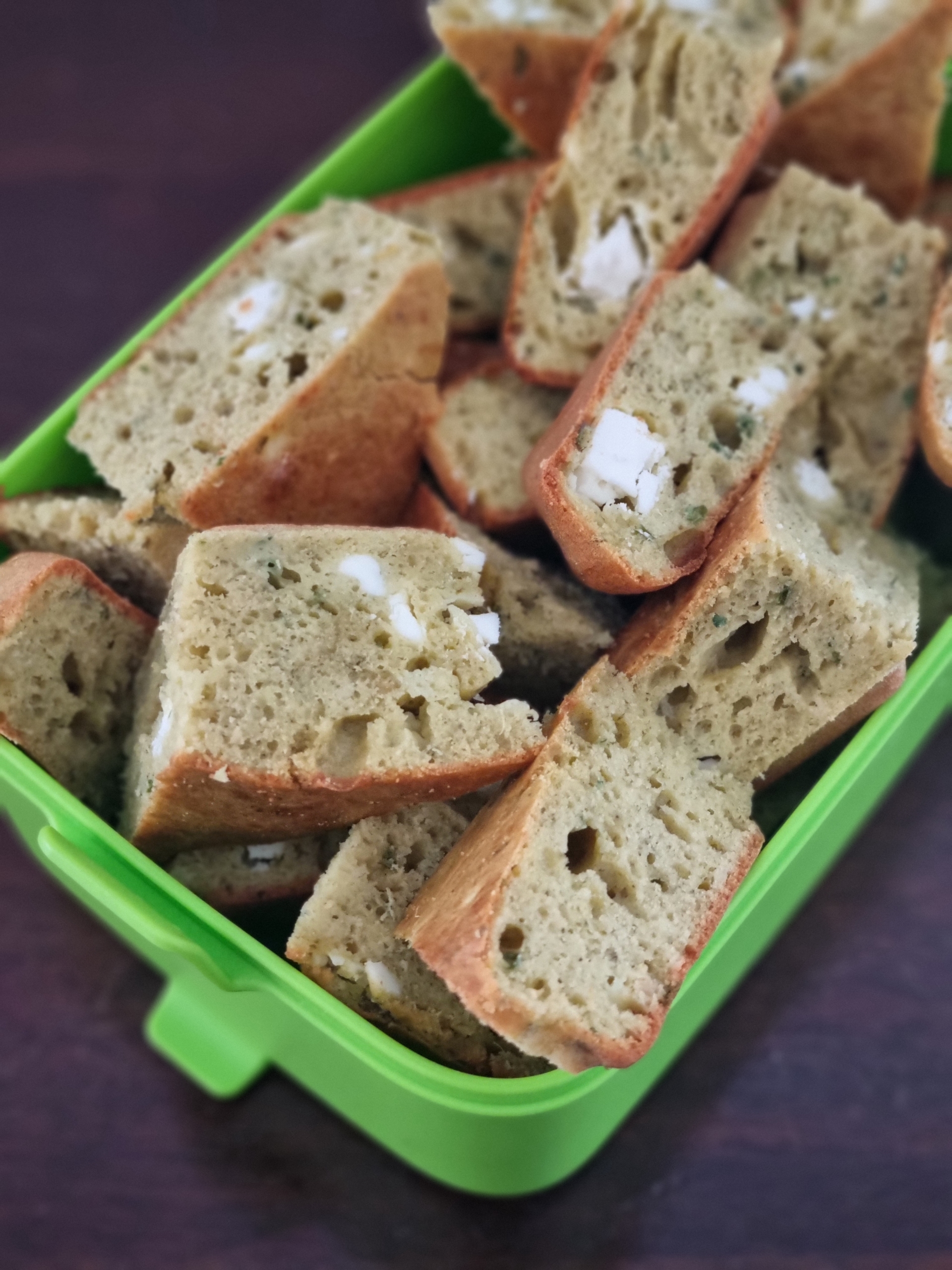 La recette super facile du cake au pesto et à la feta