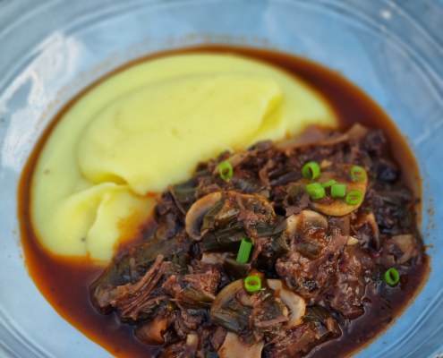 Joue de boeuf mijotée avec du vin rouge