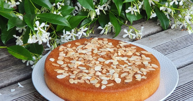 Gâteau moelleux à la vanille et amandes effilées