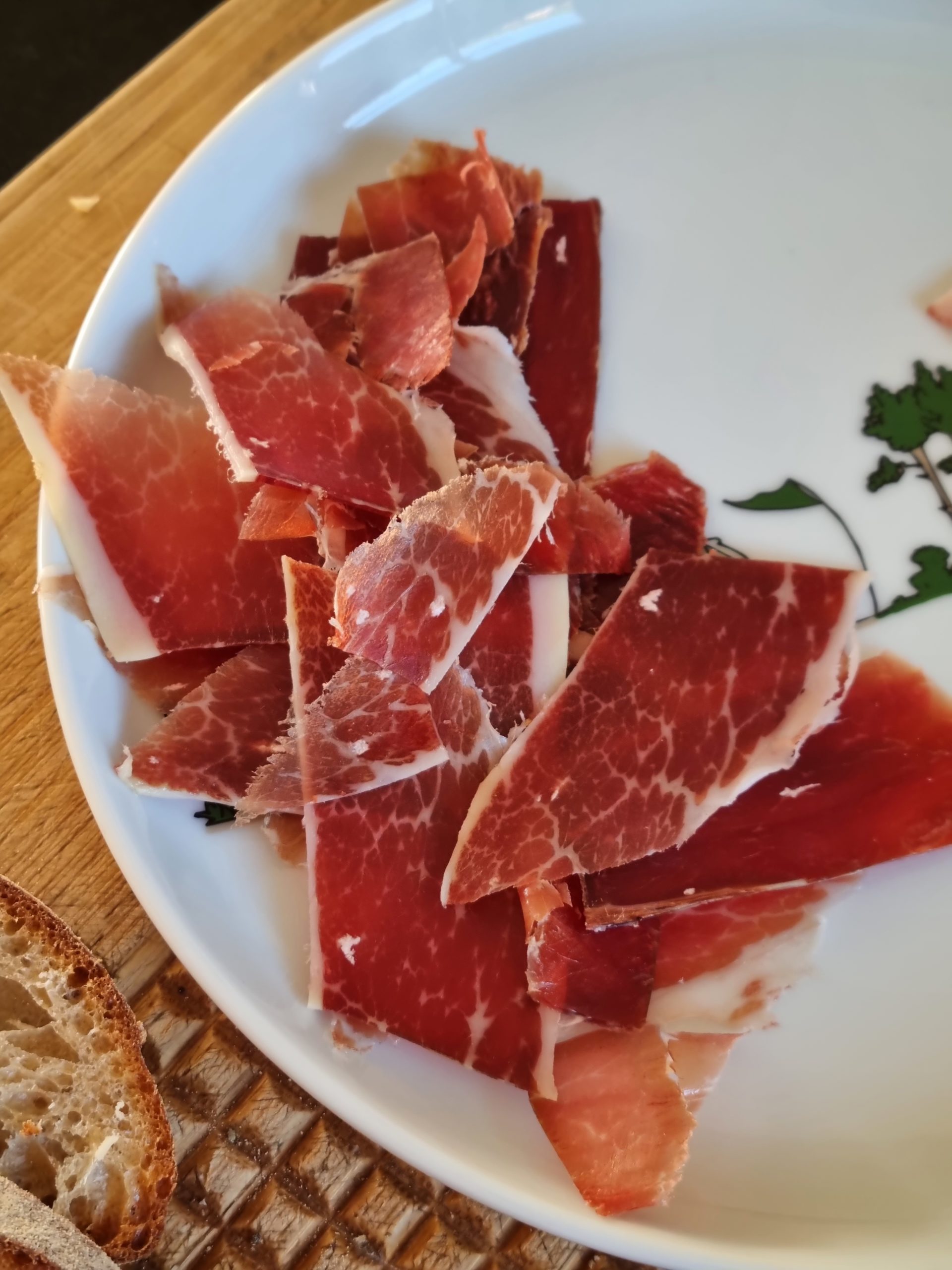 Tartines aux fèves, jambon de Bayonne et Parmesan