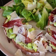 Tartines aux fèves, jambon de Bayonne et Parmesan