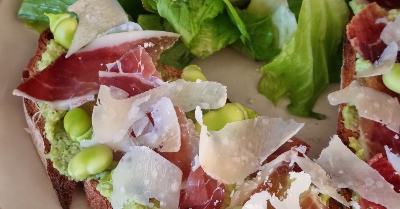 Tartines aux fèves, jambon de Bayonne et Parmesan