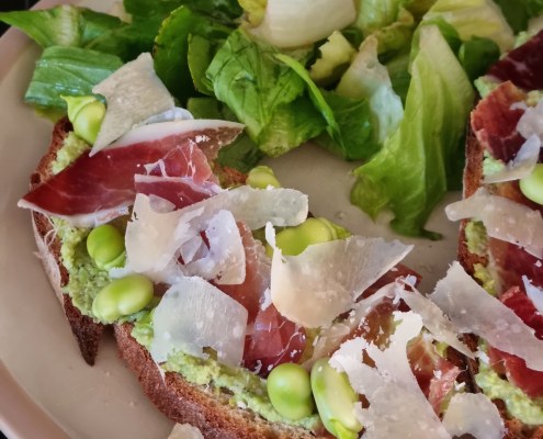 Tartines aux fèves, jambon de Bayonne et Parmesan