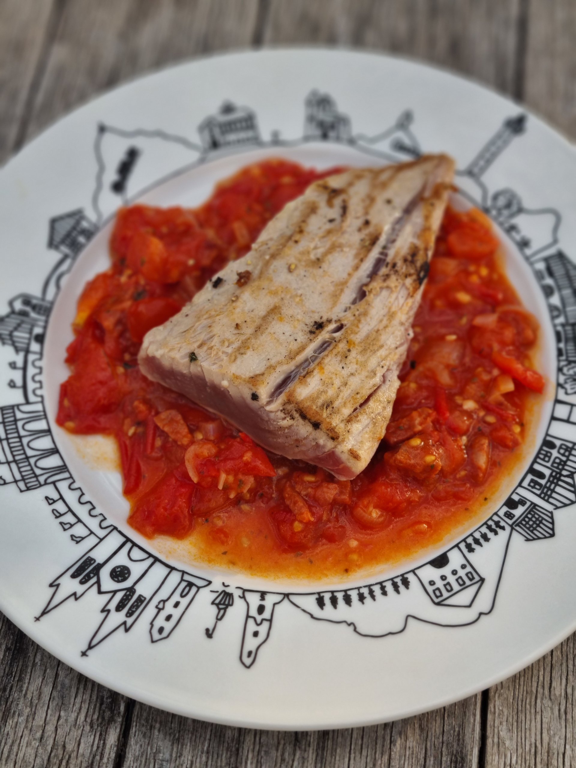 Thon snacké à la plancha, compotée de tomates au chorizo