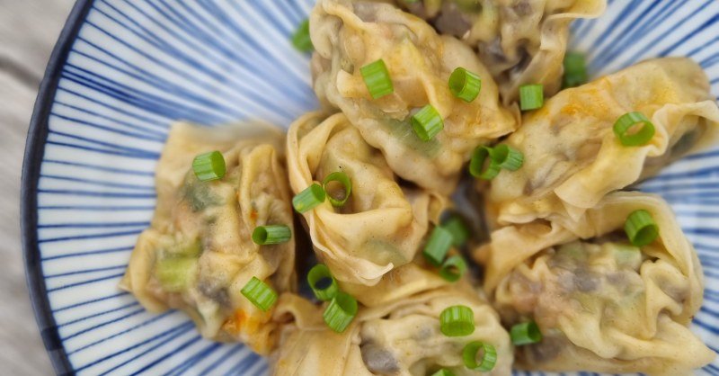 Wonton au porc, champignons noir et ciboule
