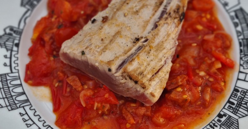 Thon snacké à la plancha, compotée de tomates au chorizo | Audrey Cuisine