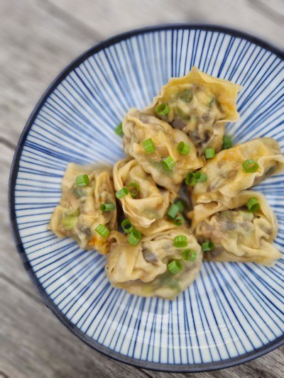 Wonton au porc, champignons noir et ciboule