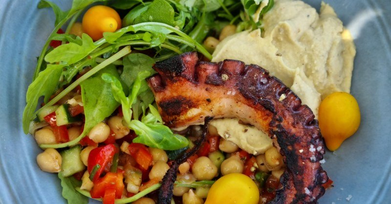 Poulpe grillé salade de pois chiches