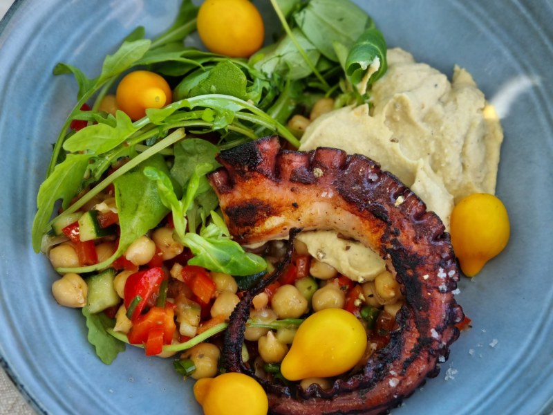 Poulpe grillé salade de pois chiches