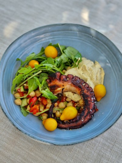Recette du poulpe grillé à la plancha, salade de pois chiches et houmous