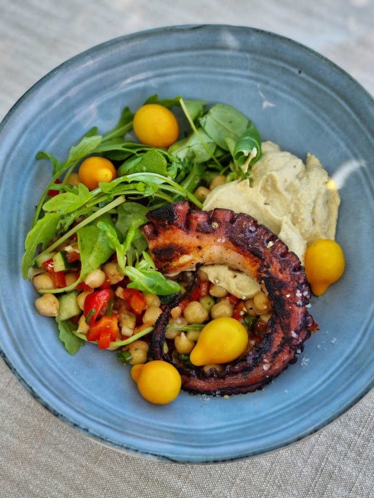 Recette du poulpe grillé à la plancha, salade de pois chiches et houmous