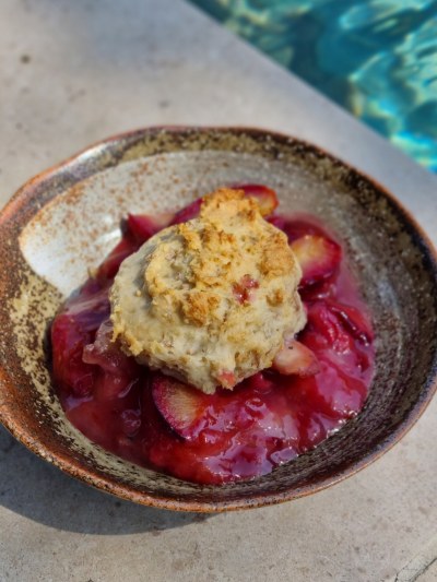 Cobbler aux pêches et prunes