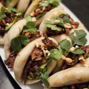 Bao burger au poulet caramélisé