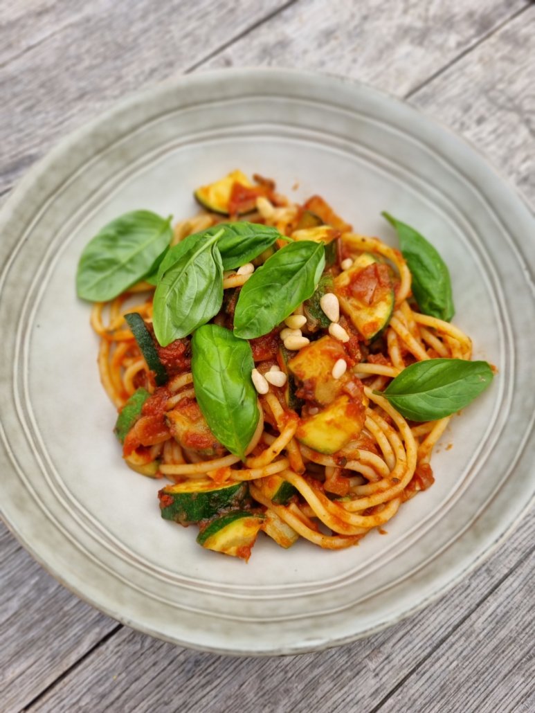 spaghetti à la sauce tomate et aux courgettes