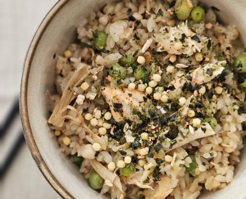 Riz japonais aux champignons, saumon et petits pois