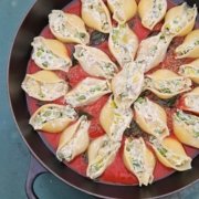 Conchiglioni farcis à la ricotta et aux petits pois