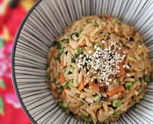 Riz sauté au poulet et carottes