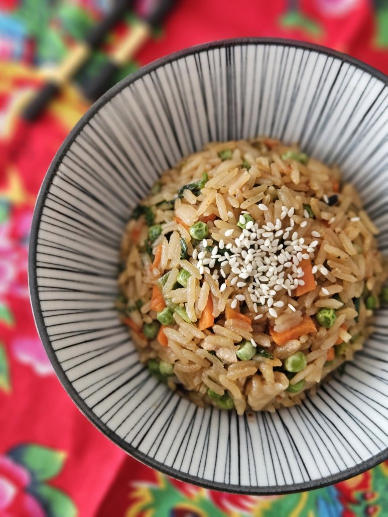 Riz sauté au poulet et carottes