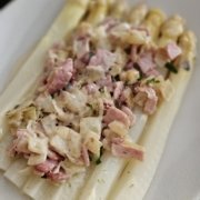 Recette Asperges blanches, jambon aux herbes et sauce au parmesan