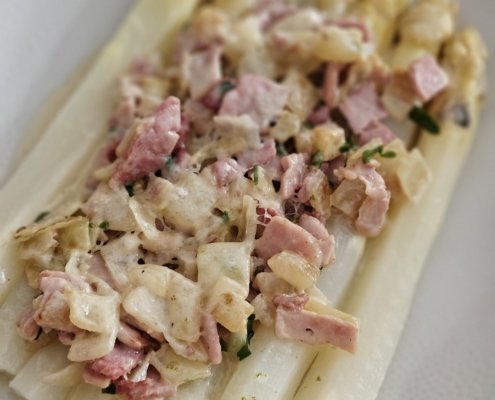 Recette Asperges blanches, jambon aux herbes et sauce au parmesan