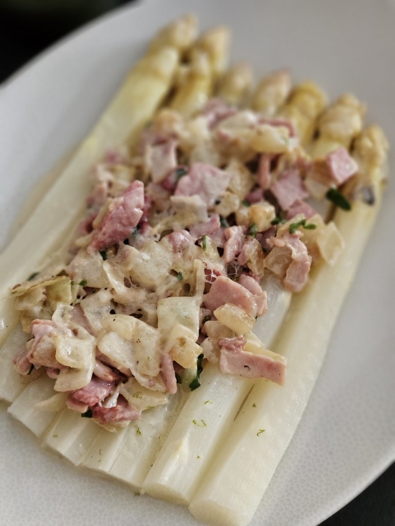 Recette Asperges blanches, jambon aux herbes et sauce au parmesan