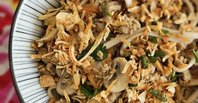 Nouilles sautées au porc haché et champignons