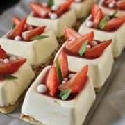 Entremet vanille fraise, croustillant au chocolat Dulcey