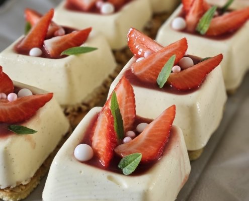 Entremet vanille fraise, croustillant au chocolat Dulcey