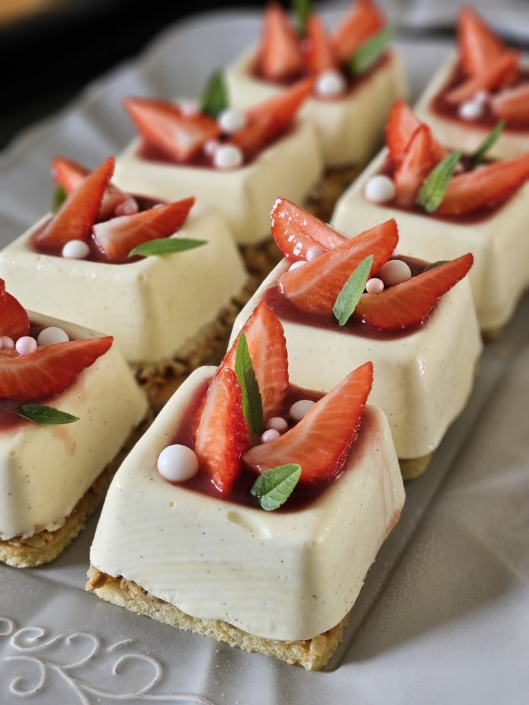 Entremet vanille fraise, croustillant au chocolat Dulcey